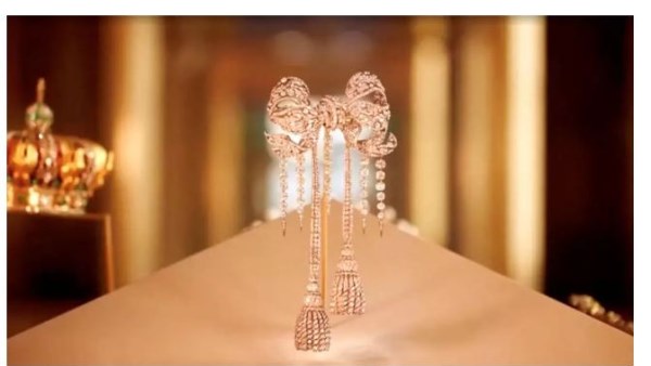 متحف اللوفر يستقبل زواره مجددًا بعد حادث السرقة