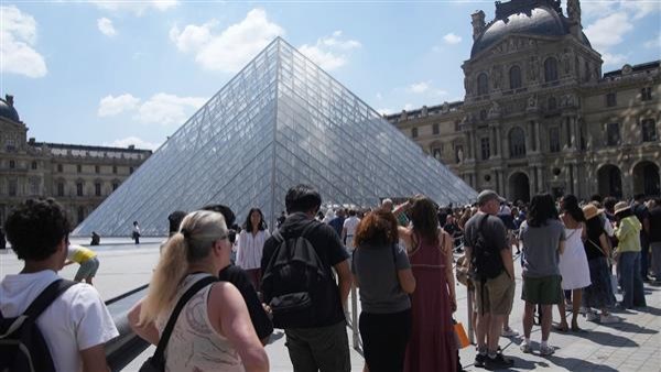 متحف اللوفر يعود لاستقبال الزوار بعد «سرقة القرن»