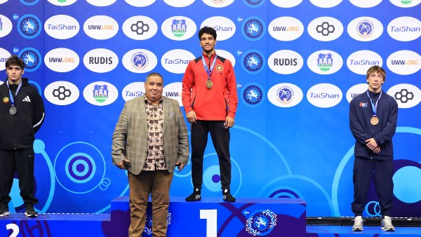 محمد حسن يعبّر عن شكره لوزير الرياضة ورئيس اللجنة الأولمبية والمصارعة بعد تحقيق ذهبية بطولة العالم