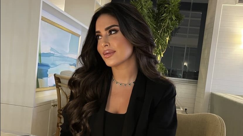 ميرنا نور الدين تتألق بإطلالة ساحرة باللون الأسود