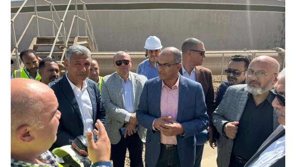 نائب وزير الإسكان يقوم بجولة في محطة معالجة الصرف الصحي بالجبل الأصفر