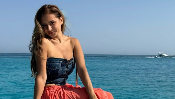 نيللي كريم تتألق بإطلالة جريئة على متن يخت