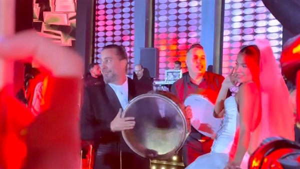 هادي الباجوري يُشعل أجواء زفافه على هايدي خالد بالدف