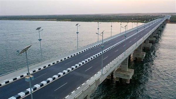 هيئة الطرق تؤكد عدم وجود أضرار لكوبري محور كلابشة على النيل بأسوان بعد اصطدام باخرة بإحدى قواعده