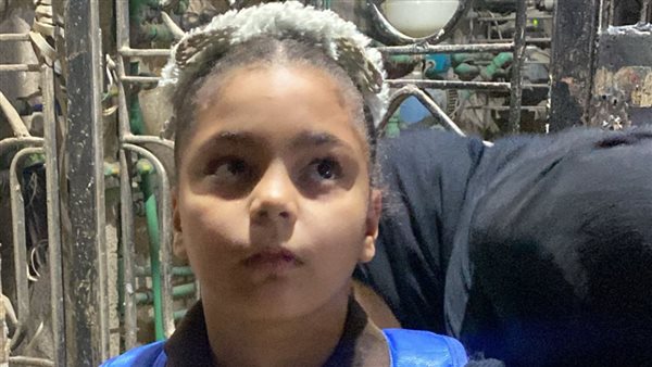 والدة أسيل الصغيرة التائهة في اللبيني تتسلمها من حارس العقار بعد نشر