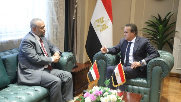 وزير الصحة يناقش مع نظيره السوداني تعزيز التعاون الطبي ودعم الشعب الشقيق