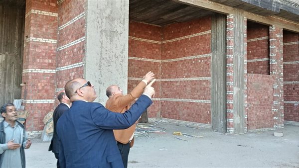 وزير العمل يتدخل ميدانياً ويوقف شركتي مقاولات لعدم استجابتهما لإجراءات التفتيش