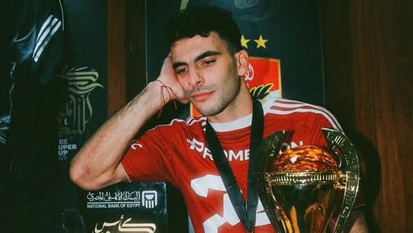 الاحترافية تهيمن على الاحتفالات.. ماذا فعل زيزو بعد حصوله على لقبه الأول مع الأهلي؟