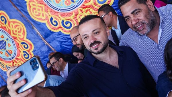 ترحيب حار لمحمد الجارحي من أعضاء الأهلي خلال انتخابات النادي والتقاط صور تذكارية معهم