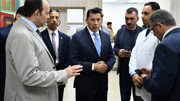وزير الرياضة يتفقد الحالة الصحية لمصابي حادث انقلاب ميني باص بطريق العاصمة الإدارية