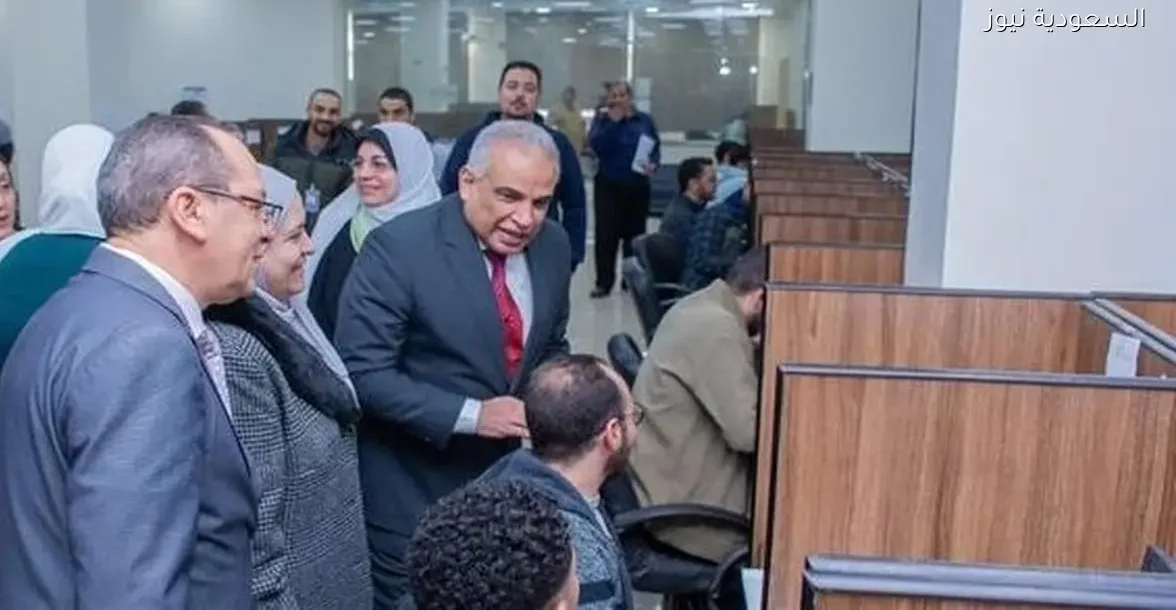 رئيس جامعة طنطا يزور كليتي التمريض والصيدلة لمتابعة سير الامتحانات