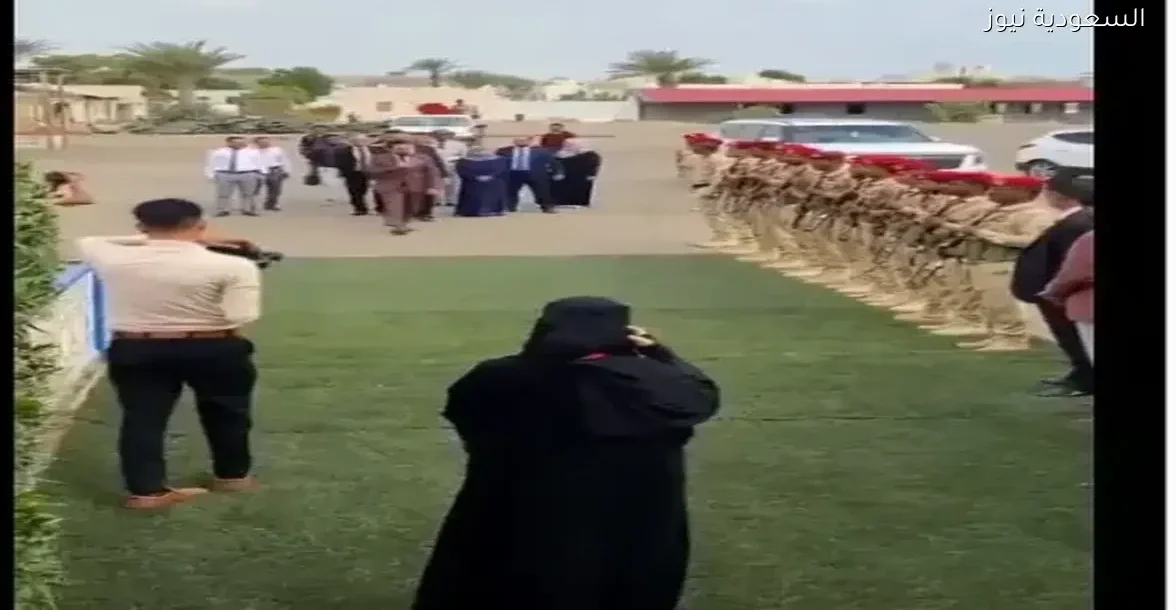 رئيس جامعة عدن يستقبل بتحية عسكرية تثير سخرية واسعة (فيديو)