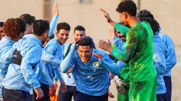 لاعبو المصري يرحبون بمصطفى العش في معسكر الفريق بحفاوة كبيرة