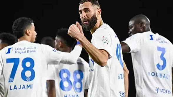 بنزيما يحقق هاتريك والهلال يفوز على الأخدود بستة أهداف دون رد