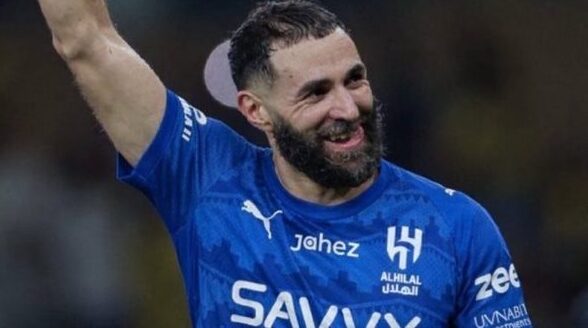 بنزيما يقود فريق الهلال أمام الأخدود في الدوري السعودي