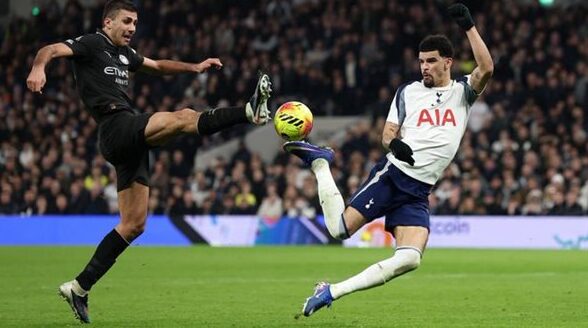 سولانكي يبرز دور التعديلات التكتيكية وروح الفريق في فوز توتنهام على مانشستر سيتي