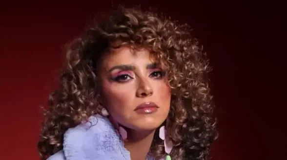 علا رشدي تنهار خلال جنازة والدها وتظهر في صور مؤثرة