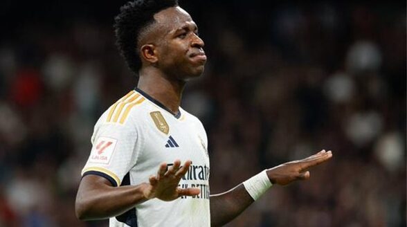 فينيسيوس يحتاج لتحقيق التوازن بين ريال مدريد والجماهير قبل التجديد