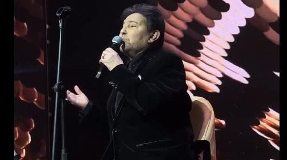 هاني شاكر يثير الجدل بسبب جلوسه على كرسي في حفله الأخير