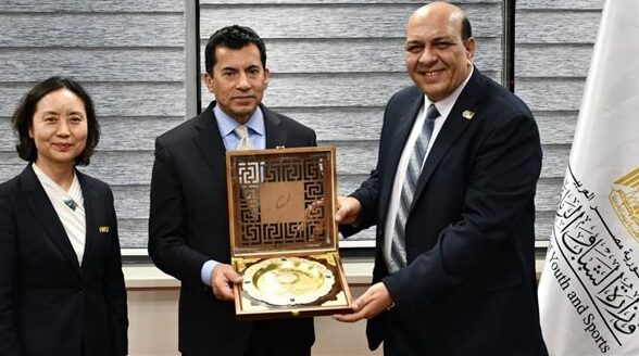 وزير الشباب والرياضة يلتقي سكرتير الاتحاد الدولي للوشو كونغ فو